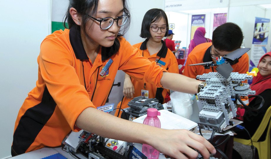 PELAJAR SMK Bandar Baru Sungai Long menyiapkan robotik mini fan di Jelajah Pendidikan KPM 2018.