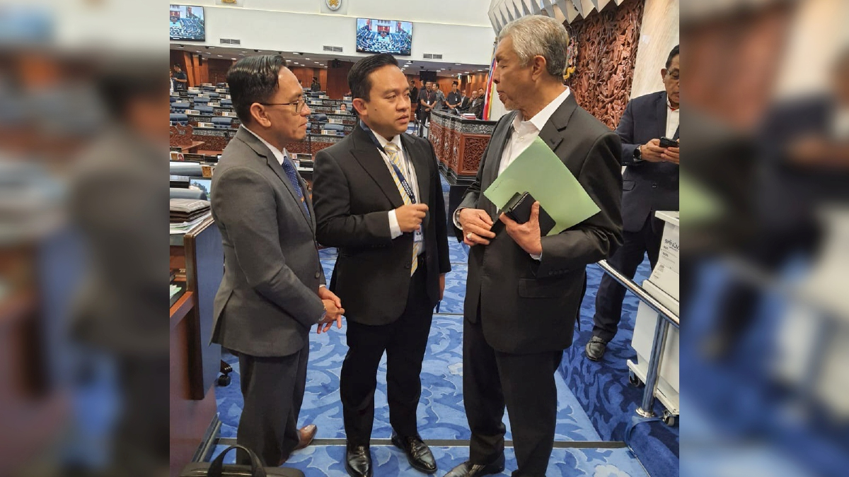 WAN Saiful (tengah) berbincang mengenai nasib pesawah dengan Ahmad Zahid di Parlimen semalam. FOTO Facebook.