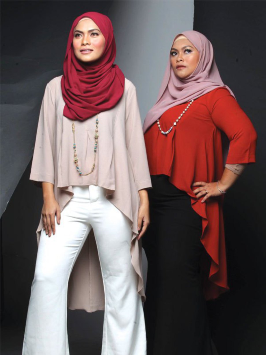NUR Hidayah (kanan) bersama model menggayakan blaus Noorahim.