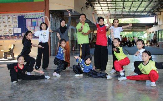 ELIYA dan Azira bersama jurulatih serta rakan sepasukannya di SJKC Cheng, Melaka.