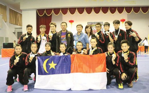PERSATUAN Wushu, Tarian Singa dan Naga Negeri Melaka bergambar selepas tamat pertandingan di Kuching, Sarawak.