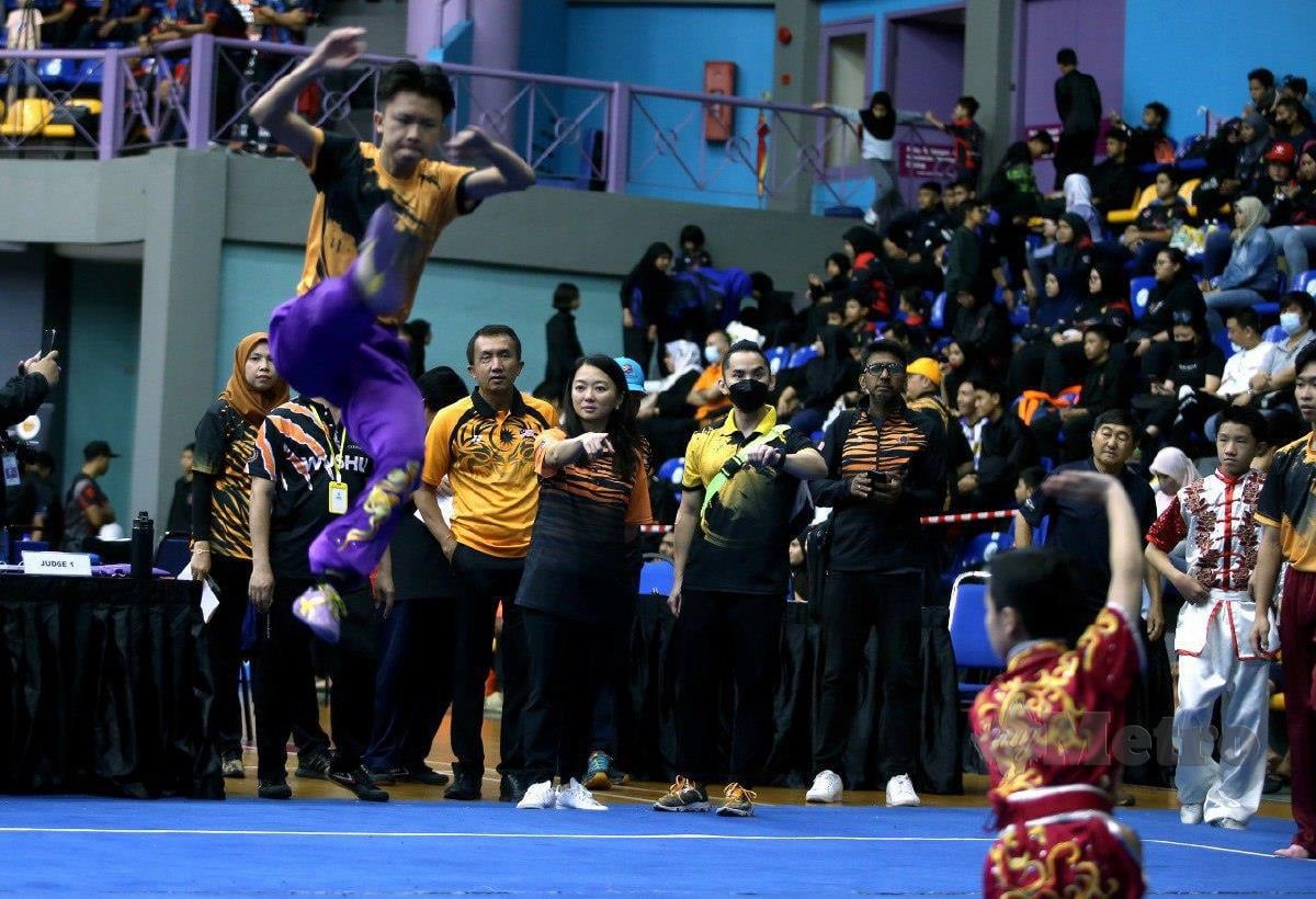 Menteri Belia dan Sukan, Hannah Yeoh melihat peserta beraksi dalam pertandingan Wushu ketika majlis perasmian Kejohanan Seni Mempertahankan Diri Peringkat Kebangsaan 2023 di Stadium Titiwangsa, Kuala Lumpur. FOTO HAIRUL ANUAR RAHIM