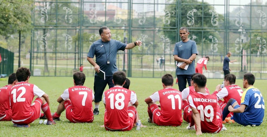 ZAINIDIN (tengah) memberi arahan kepada pemain pada perlawanan persahabatan menetang CIMB-YFA di Padang Pudu Ulu.  -Foto SAIFULLIZAN TAMADI