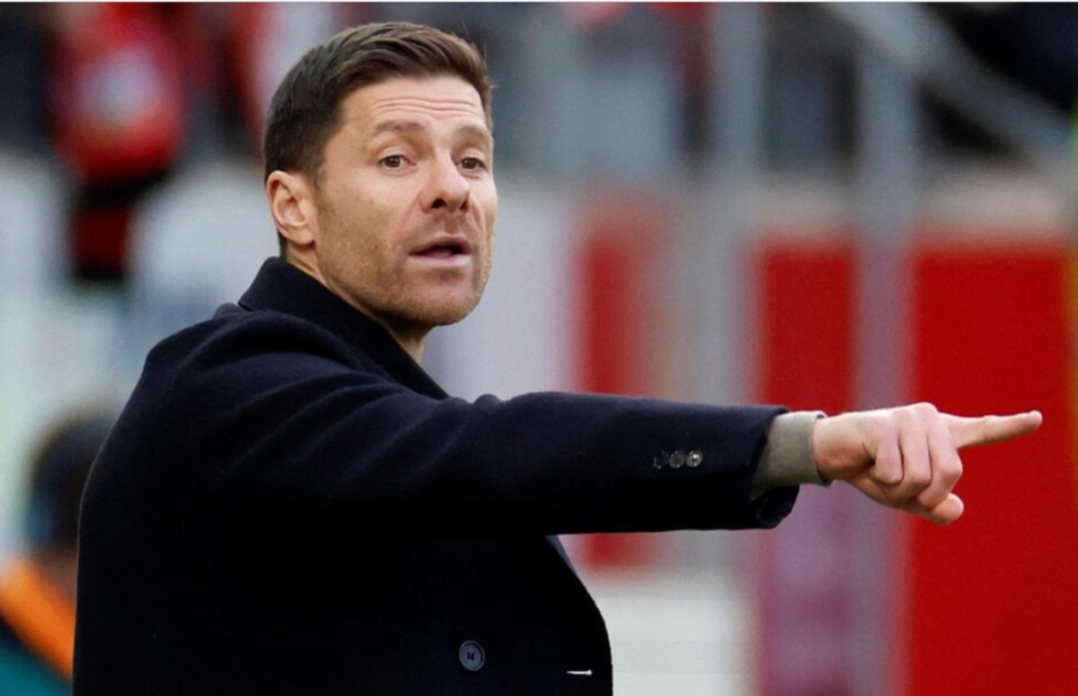 ALONSO dikatakan mahu fokus kepada tugasnya membimbing Bayer Leverkusen yang kini mendahului carta Bundesliga. FOTO REUTERS 