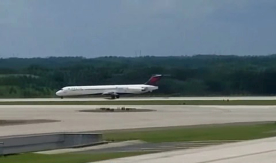 PESAWAT Delta Airlines terpaksa melakukan pendaratan cemas di North Carolina.