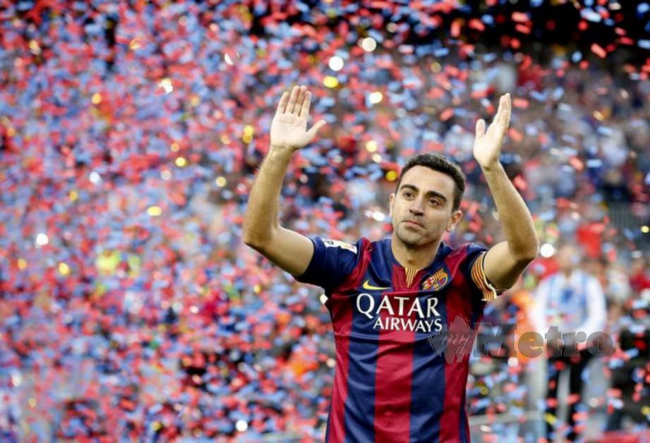 XAVI melambai kepada penyokong Barcelona di Nou Camp pada Mei 2015, perlawanan terakhirnya bersama kelab itu. — FOTO Reuters