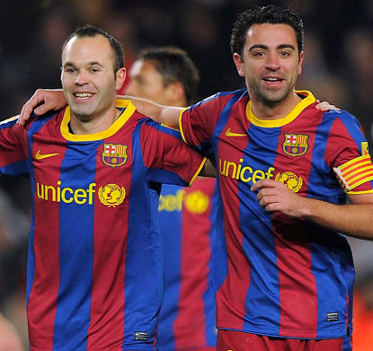 Iniesta (kiri) dan Xavi ketika zaman kegemilangan di Barcelona. FOTO Agensi