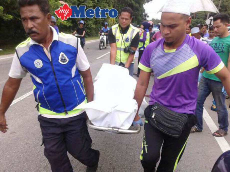Anggota polis mengusung mayat Hassan untuk dibawa ke Hospital Universiti Sains Malaysia (HUSM). FOTO Syamsi Suhaimi.