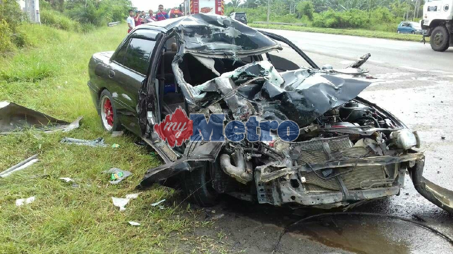 Keadaan kereta mangsa selepas merempuh sebuah lori, di Batu 14, Kilometer 20, Jalan Apas, Tawau. FOTO Ihsan IPD Tawau