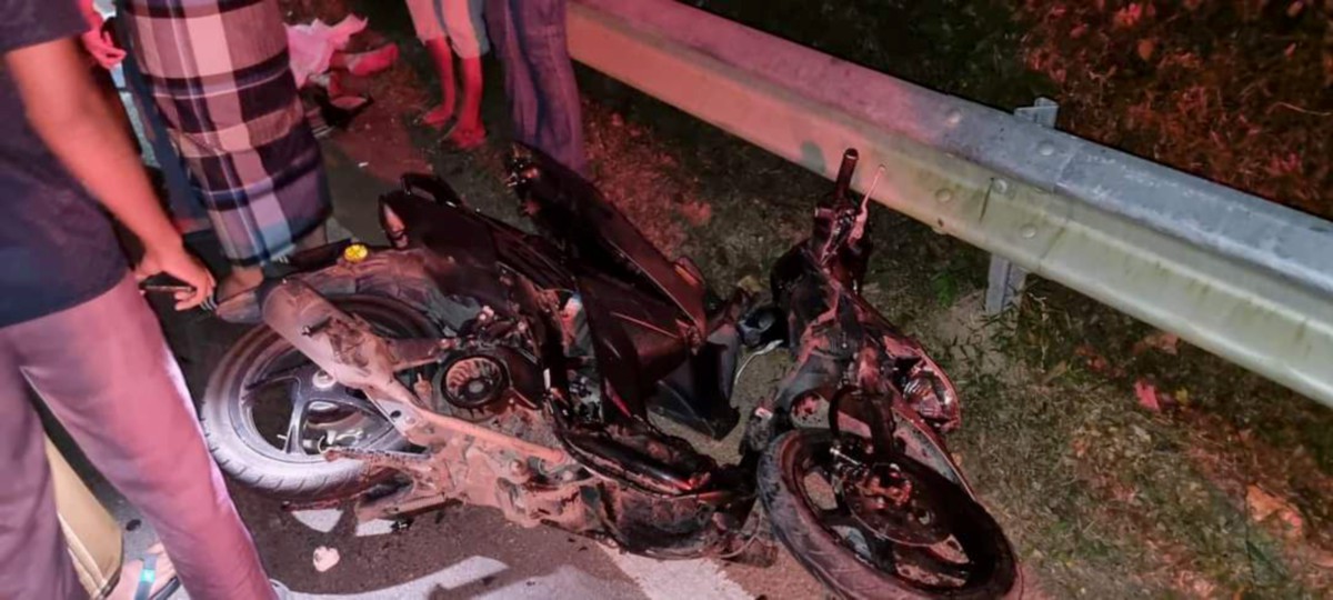 Motosikal yang  terbabit dalam kemalangan di Jalan Kalai. FOTO IHSAN Pembaca