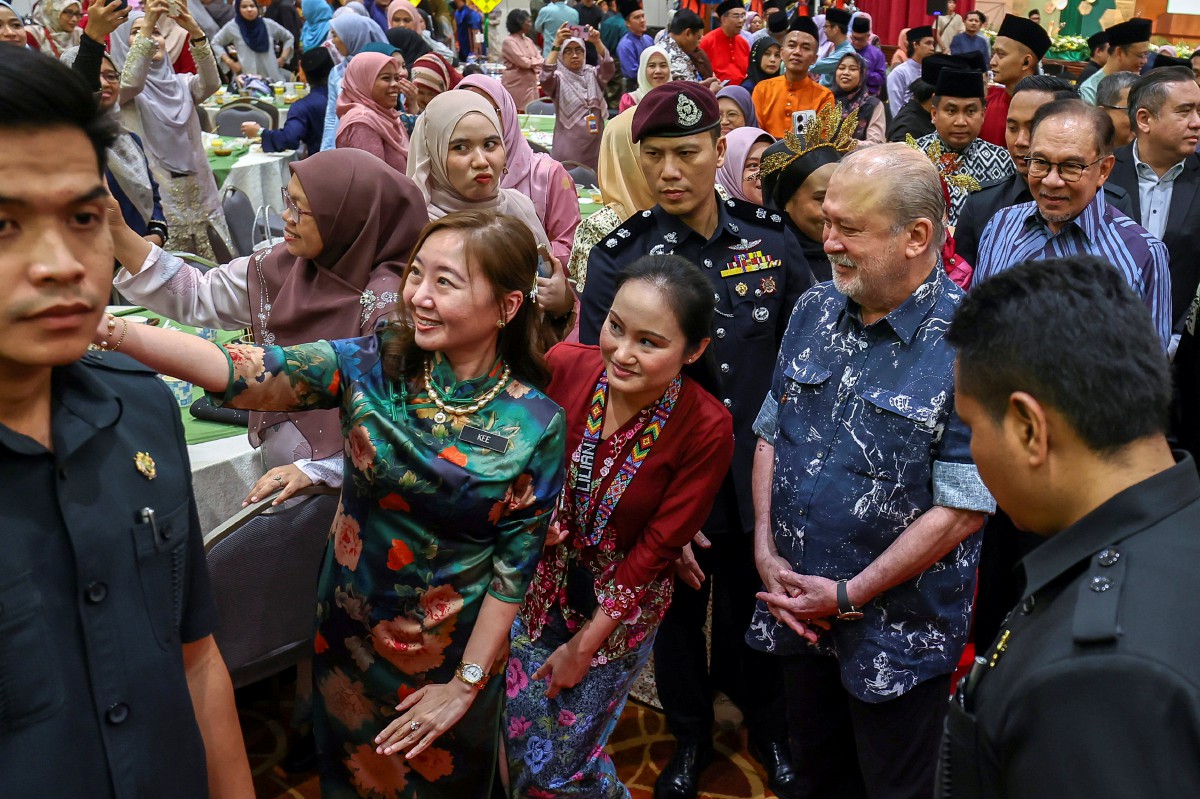 Sultan Ibrahim berkenan bergambar bersama warga kerja Kementerian Perpaduan semasa majlis Sulaman Kasih di Aidilfitri Kementerian Perpaduan hari ini. FOTO BERNAMA