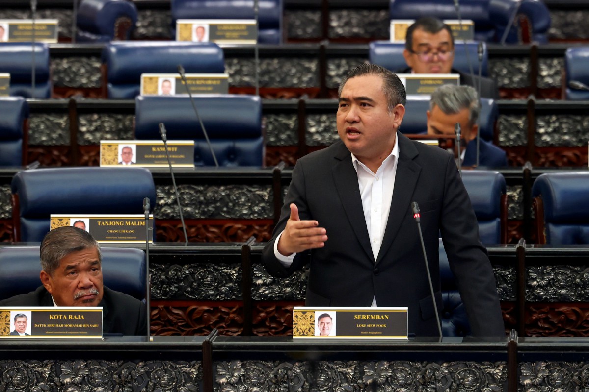 Anthony Loke ketika sesi perbahasan usul Kajian Separuh Penggal Rancangan Malaysia ke-12 (KSP RMK12) di Dewan Rakyat, hari ini. FOTO BERNAMA