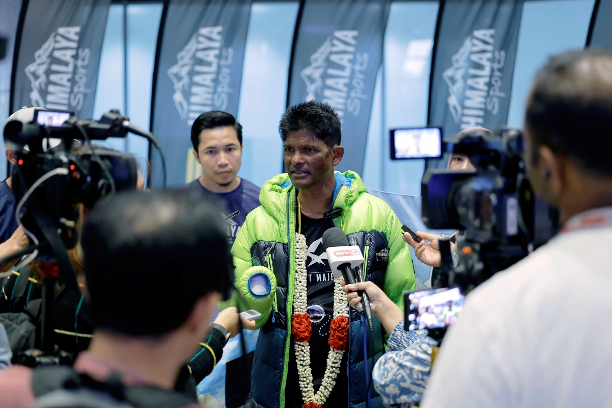 T Ravichandran bercakap kepada pemberita selepas tiba di Lapangan Terbang Antarabangsa Kuala Lumpur (KLIA) hari ini. FOTO BERNAMA