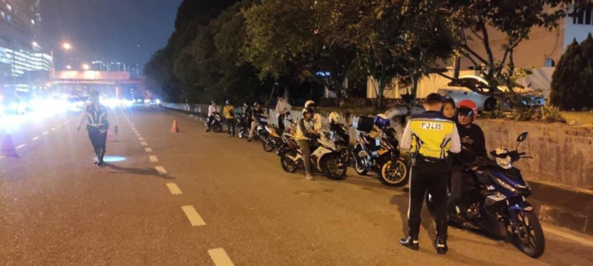 Pemeriksaan polis pada malam ambang merdeka dalam operasi khas mototsikal pada malam ambang merdeka oleh polis Ampang Jaya, kelmarin. FOTO Ihsan Polis