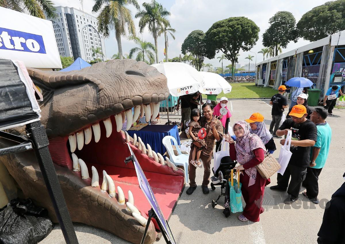 Orang ramai mengunjungi reruai Dinoland NSTP ketika Karnival Jom Heboh Johor  (KJH) di perkarangan Angsana Johor Bahru Mall. FOTO SAIFULLIZAN TAMADI 