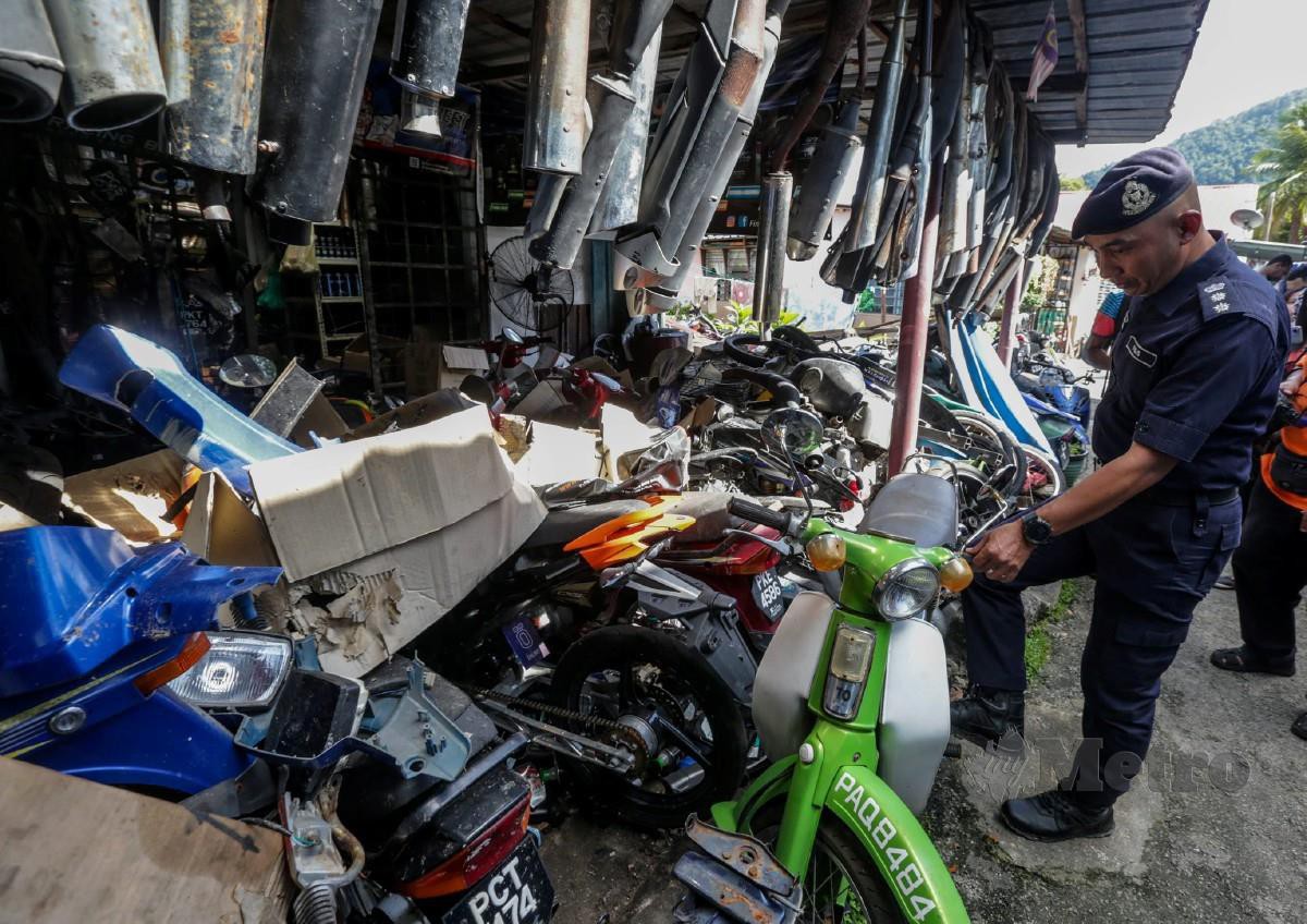 Soffian melakukan pemeriksaan ketika operasi bersepadu pemeriksaan bengkel motosikal di Tanjung Bungah di sini. FOTO DANIAL SAAD