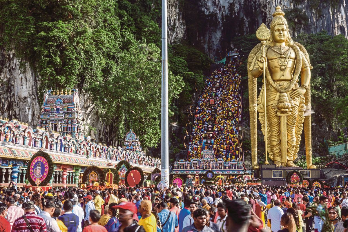 Penganut agama Hindu menaiki 272 anak tangga Kuil Sri Subramaniar Swamy, Batu Caves bagi menunaikan upacara keagamaan sempena perayaan Thaipusam ketika tinjauan hari ini. FOTO BERNAMA