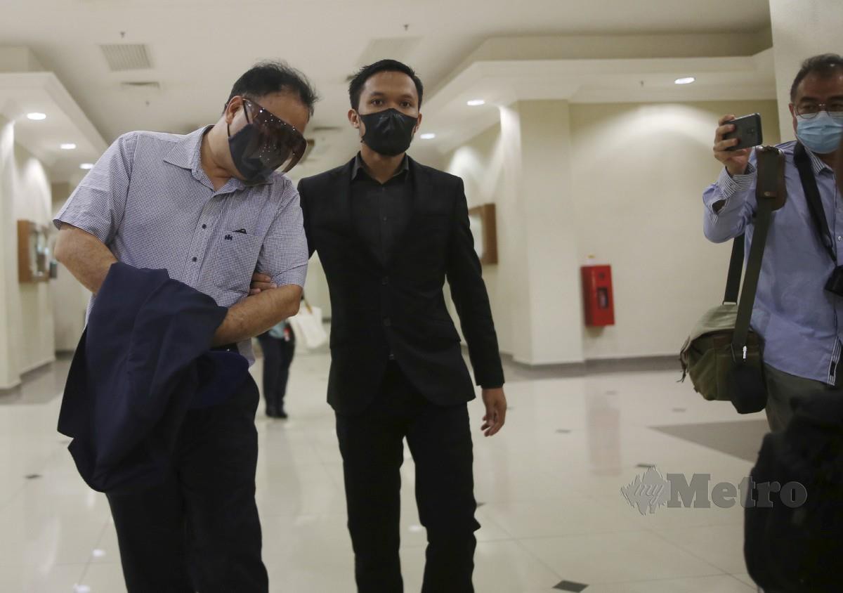 Teng Cheng dibawa ke mahkamah sesyen atas dakwaan menipu Kilang Besi Keluli MCKIP, untuk membayar RM7.3 juta tiga tahun lalu, di Kompleks Mahkamah Indera Mahkota. FOTO FARIZUL HAFIZ AWANG