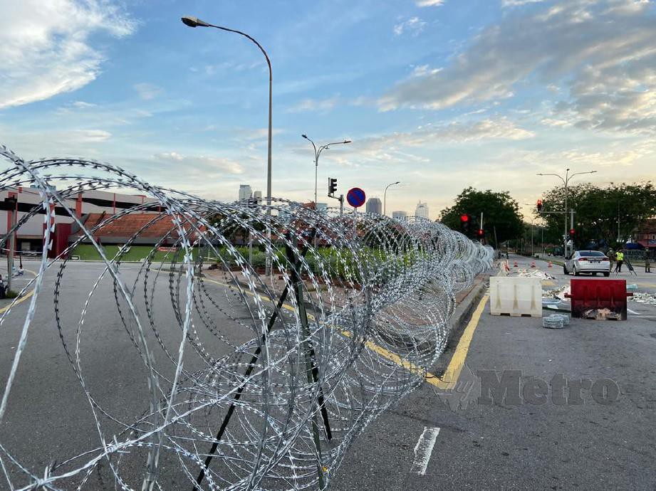 KEADAAN kawasan Perintah Kawalan Pergerakan Dipeketatkan (PKPD) di Petaling Jaya bagi membendung penularan wabak Covid-19 yang melanda negara. FOTO HAZREEN MOHAMAD