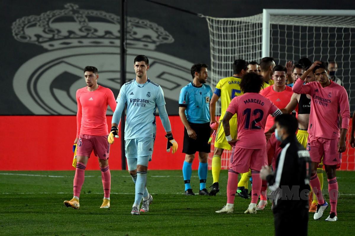 BARISAN pemain Real dilihat kecewa selepas tamat perlawanan. FOTO AFP 