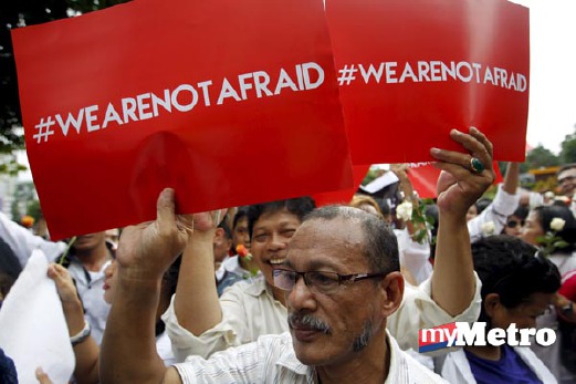 Orang ramai membawa poster bertulis ‘Kami Tidak Takut’ ketika berhimpun di Jakarta hari ini, mengecam serangan bom semalam. - Foto REUTERS