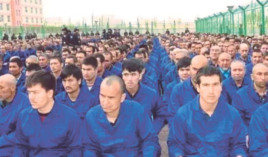 GAMBAR yang disiarkan kerajaan China pada 2017 menunjukkan sebahagian tahanan Uighur di sebuah kem di wilayah Hotan. - Agensi