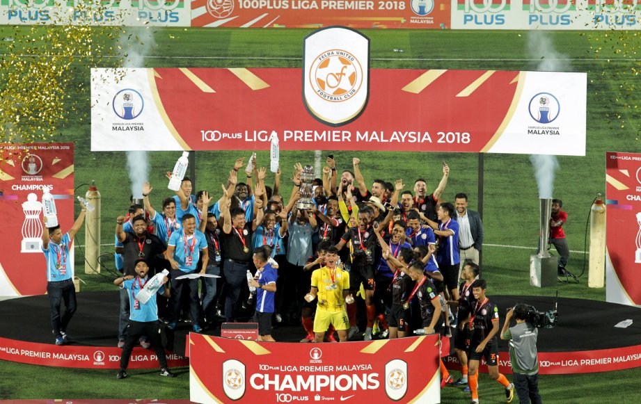 PEMAIN Felda United, meraikan kejayaan dinobatkan sebagai juara Liga Perdana 2018 di Stadium Tun Abdul Razak, Jengka. -Foto FARIZUL HAFIZ AWANG