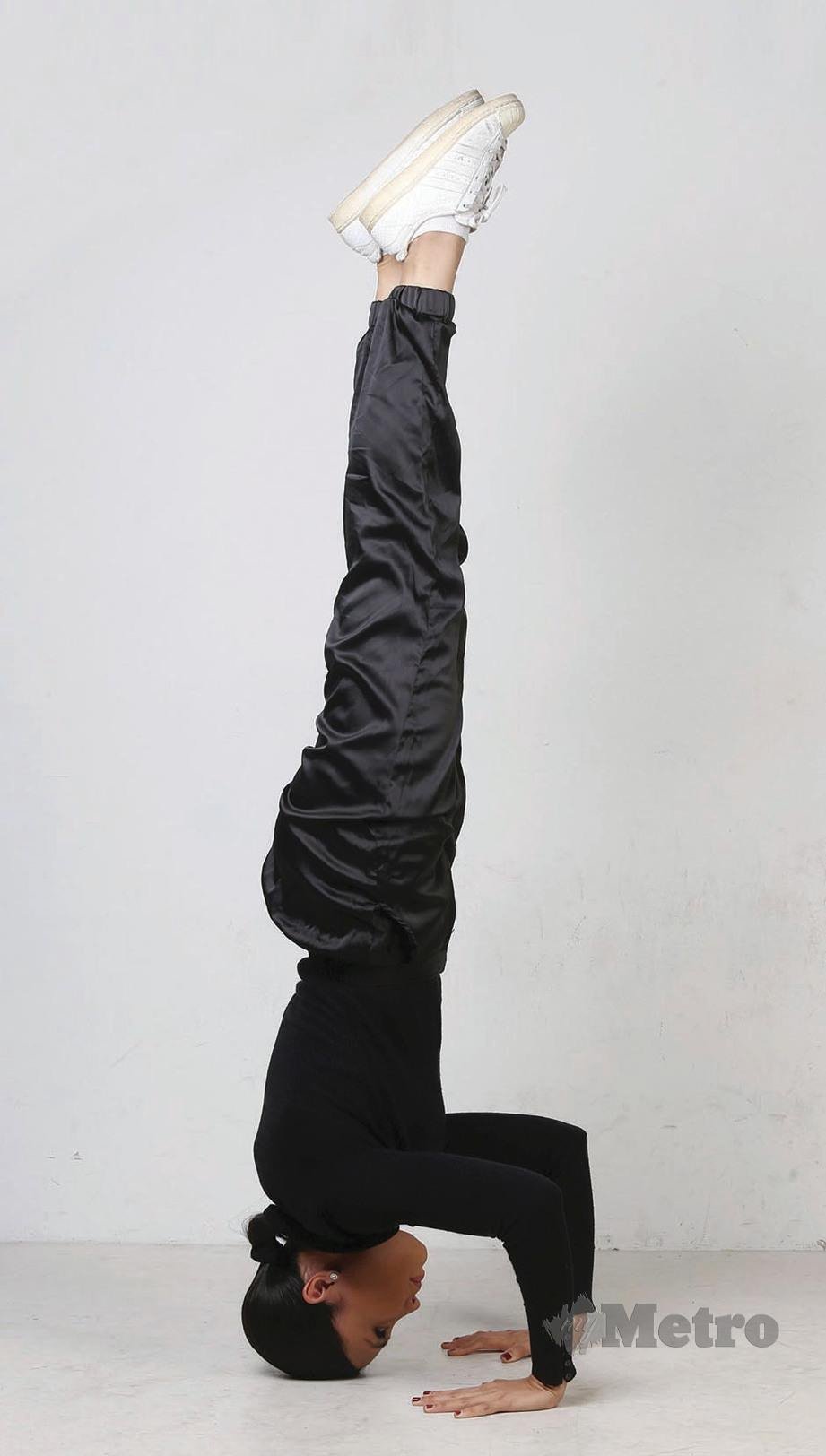 DENGAN memahami pergerakan badan, peminat yoga boleh melakukan pelbagai posisi. FOTO Halimaton Saadiah Sulaiman
