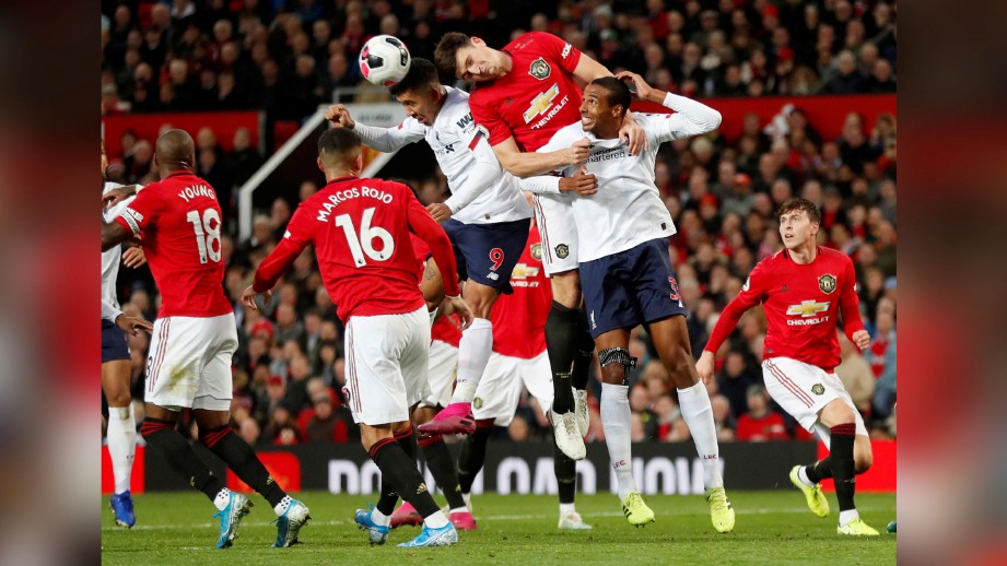 Harry Maguire menyelamatkan keadaan di depan pintu gol United. FOTO REUTERS 
