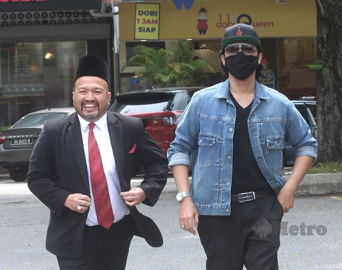 Syamsul Yusof bersama peguamnya, Azmi Mohd Rais fail nusyuz di Mahkamah Rendah Syariah Gombak Timur. FOTO Amirudin Sahib