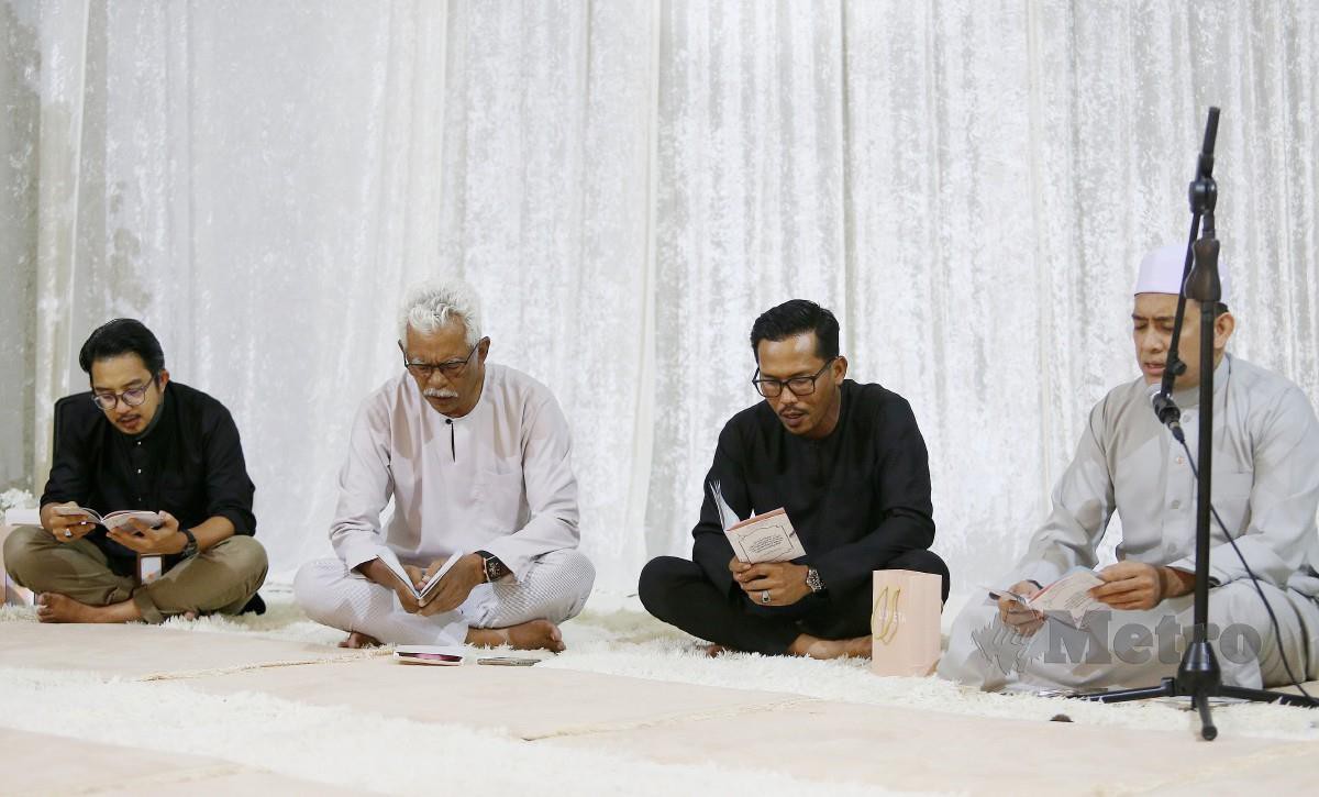 Shuib (dua kanan) pada majlis tahlil Siti Sarah Raisuddin. FOTO Saifullizan Tamadi