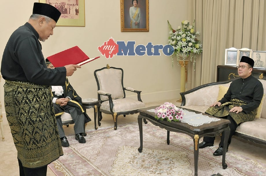 AHMAD Yakob (kiri) mengangkat sumpah sebagai Menteri Besar Kelantan di hadapan Pemangku Raja  Kelantan, Dr Tengku Muhammad Fa-iz Petra di Istana Kota Lama. -Foto IHSAN ISTANA KELANTAN