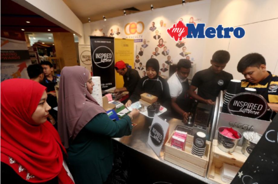  SUASANA di Kafe Inspired Kitchen yang dikendalikan penuntuu OKU Kolej Komuniti Selayang. Mereka menjual makanan berharga RM5 pada Perhimpunan Agung UMNO 2016 di Pusat Dagangan Dunia Putra (PWTC). FOTO Munira Abdul Ghani 