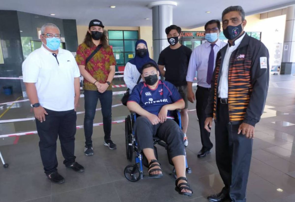 NOORUL Ariffin (kanan) bersama Izzat di Hospital Rehabilitasi Cheras. 