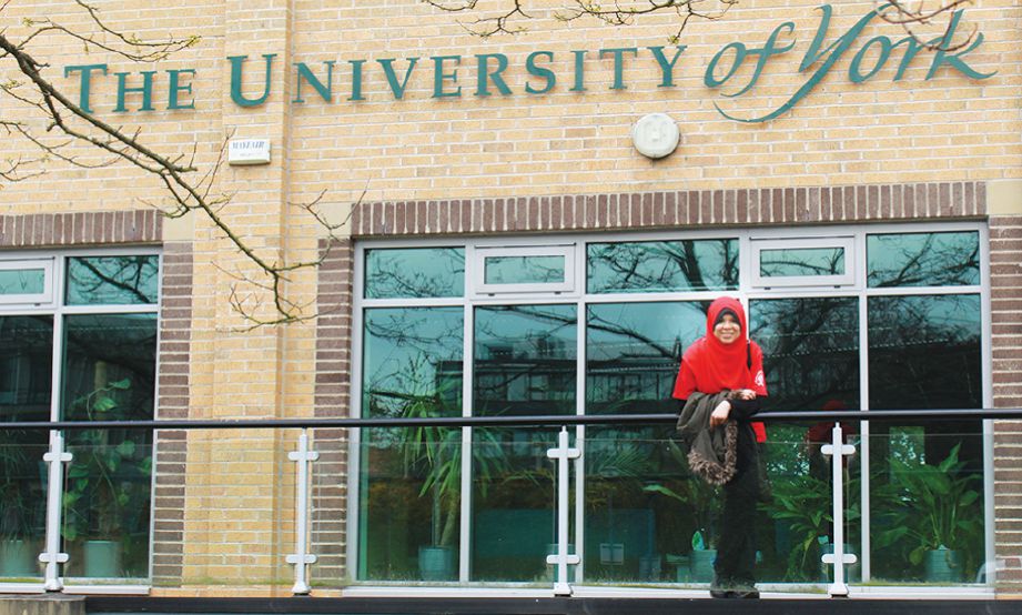 FIZA di hadapan bangunan kampus universitinya di UK.
