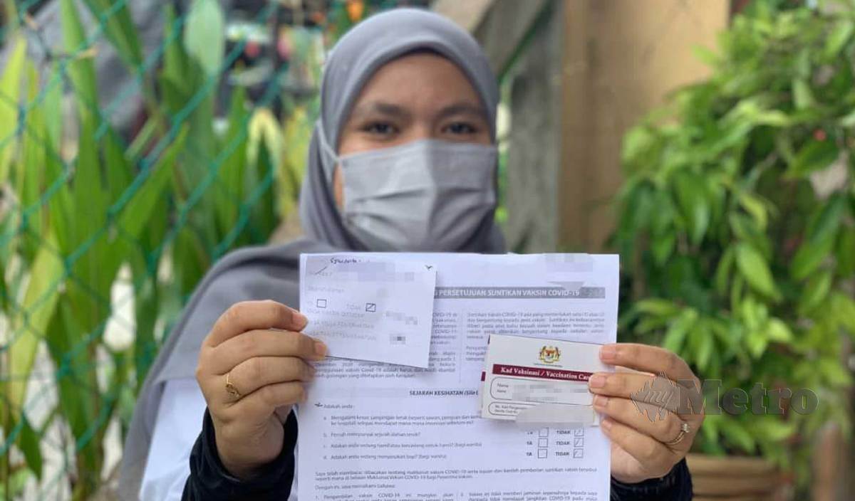 SYUAIBATTUL Rabiatul Addawiyah menunjukkan kad vaksinasi Covid-19 di Rumah Ngaji Komuniti Teluk Muroh. FOTO Noor Hidayah Tanzizi