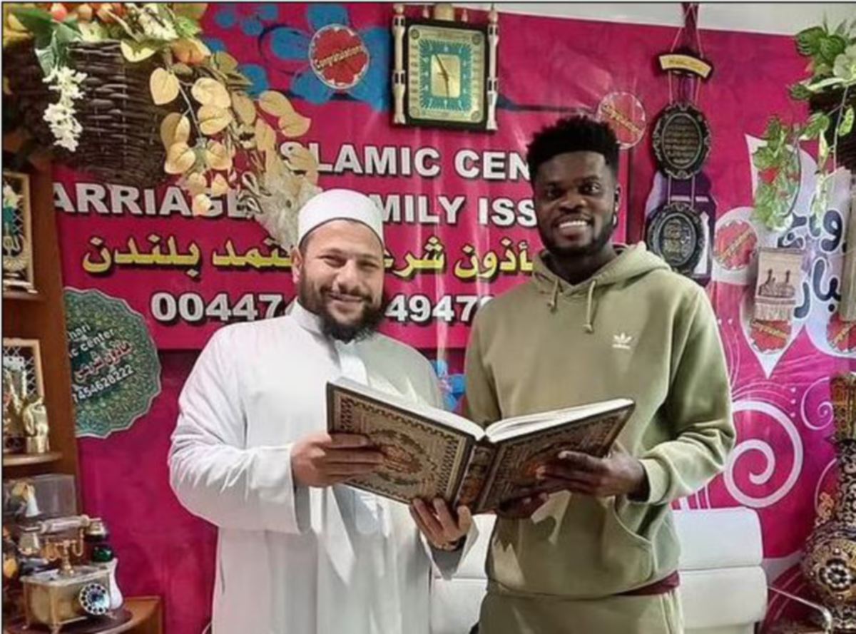 PARTEY memegang kitab suci Al-Quran bersama seorang Sheikh di London tular Mac lalu. -FOTO Agensi