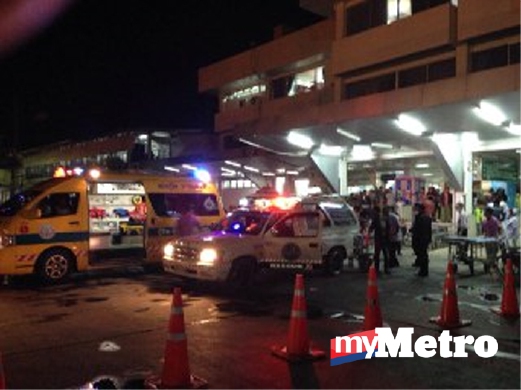 AMBULANS memenuhi hospital di Yala membawa mangsa yang cedera.