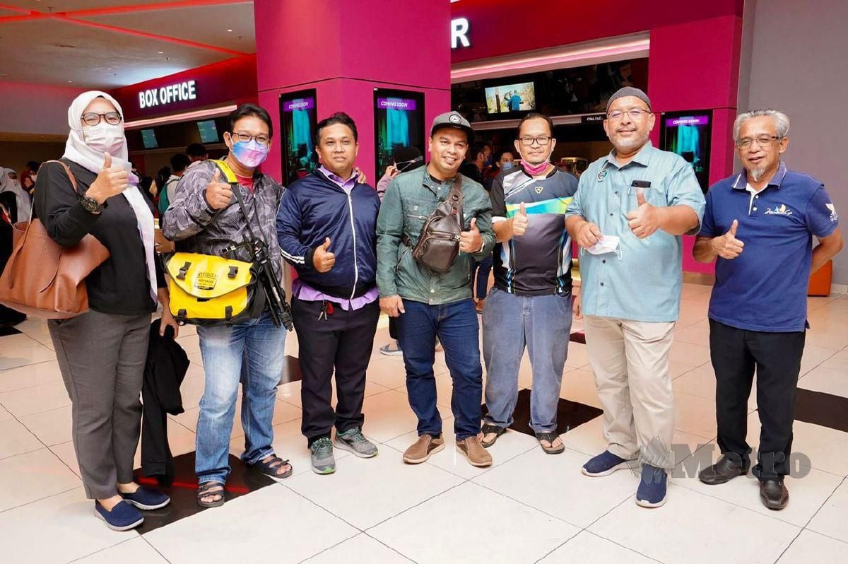Wan Sukairi (dua dari kanan) bersama tetamu jemputan selepas selesai menyaksikan filem Mat Kilau. Foto Media Wan Sukairi Wan Abdullah