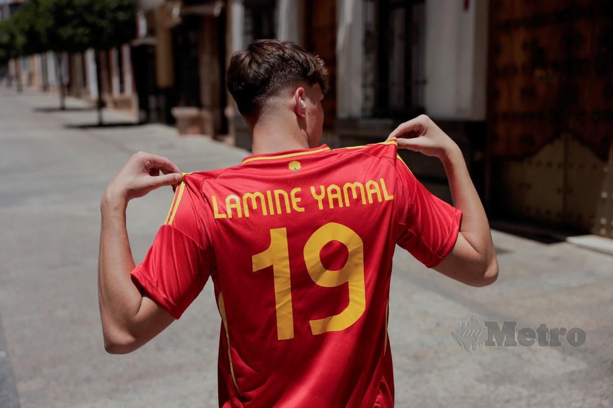 Penyokong Sepanyol menunjukkan baju yang tertera nama Lamine Yamal