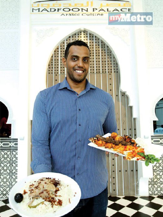 ABDULLAH menunjukkan hidangan istimewa di restorannya iaitu madfoon ayam yang sememangnya cukup menyelerakan.