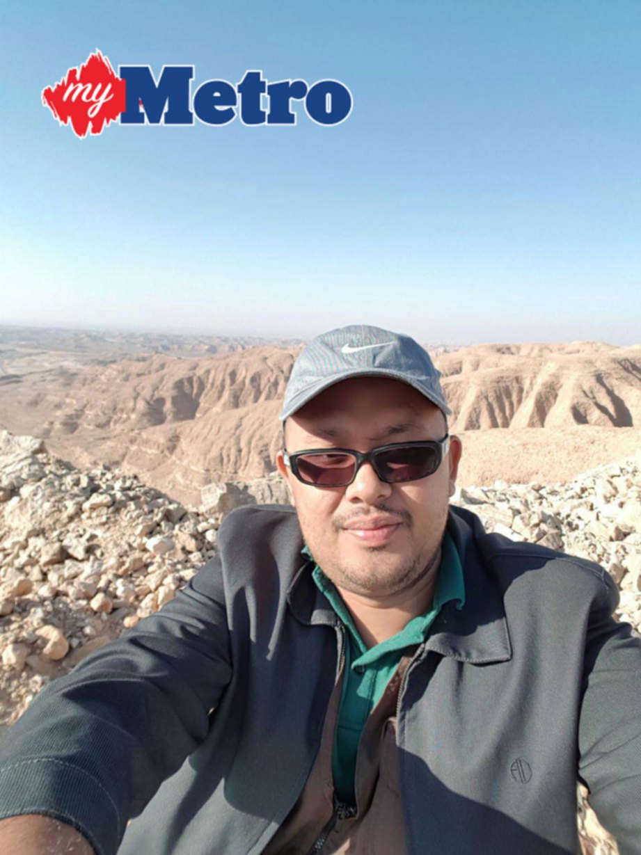 Wartawan Harian Metro Muhammad Saufi Hassan bergambar di gurun di Tsamud iaitu sebuah daerah di Hadramaut, Yaman ketika berhenti rehat dalam misi kemanusiaan Muslim Care Malaysia Society (Muslim Care) ke Yaman.