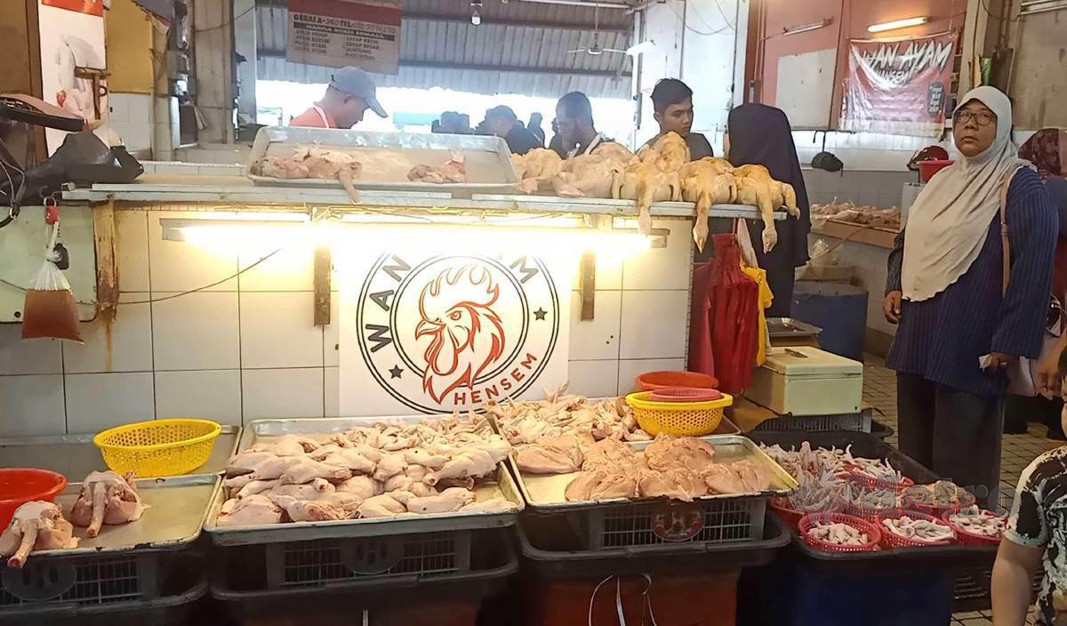 TINJAUAN harga ayam di Pasar Besar Alor Setar. FOTO Syaharim Abidin
