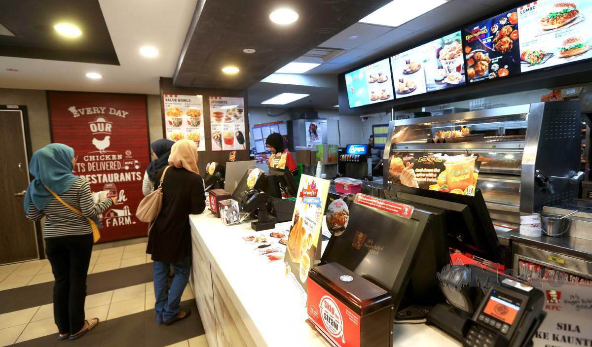 PENUTUPAN lebih 100 cawangan KFC dipercayai memberi kesan dari segi pertumbuhan ekonomi. FOTO Arkib NSTP