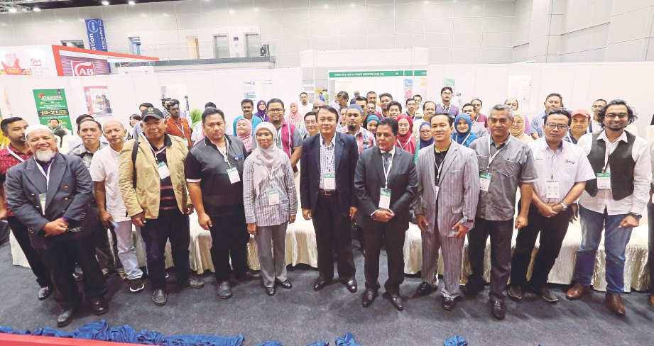 SEBAHAGIAN peserta seminar bersama Dr Quaza Nizamuddin (depan lima dari kanan) dan Ahmad Najib (depan empat dari  kanan).