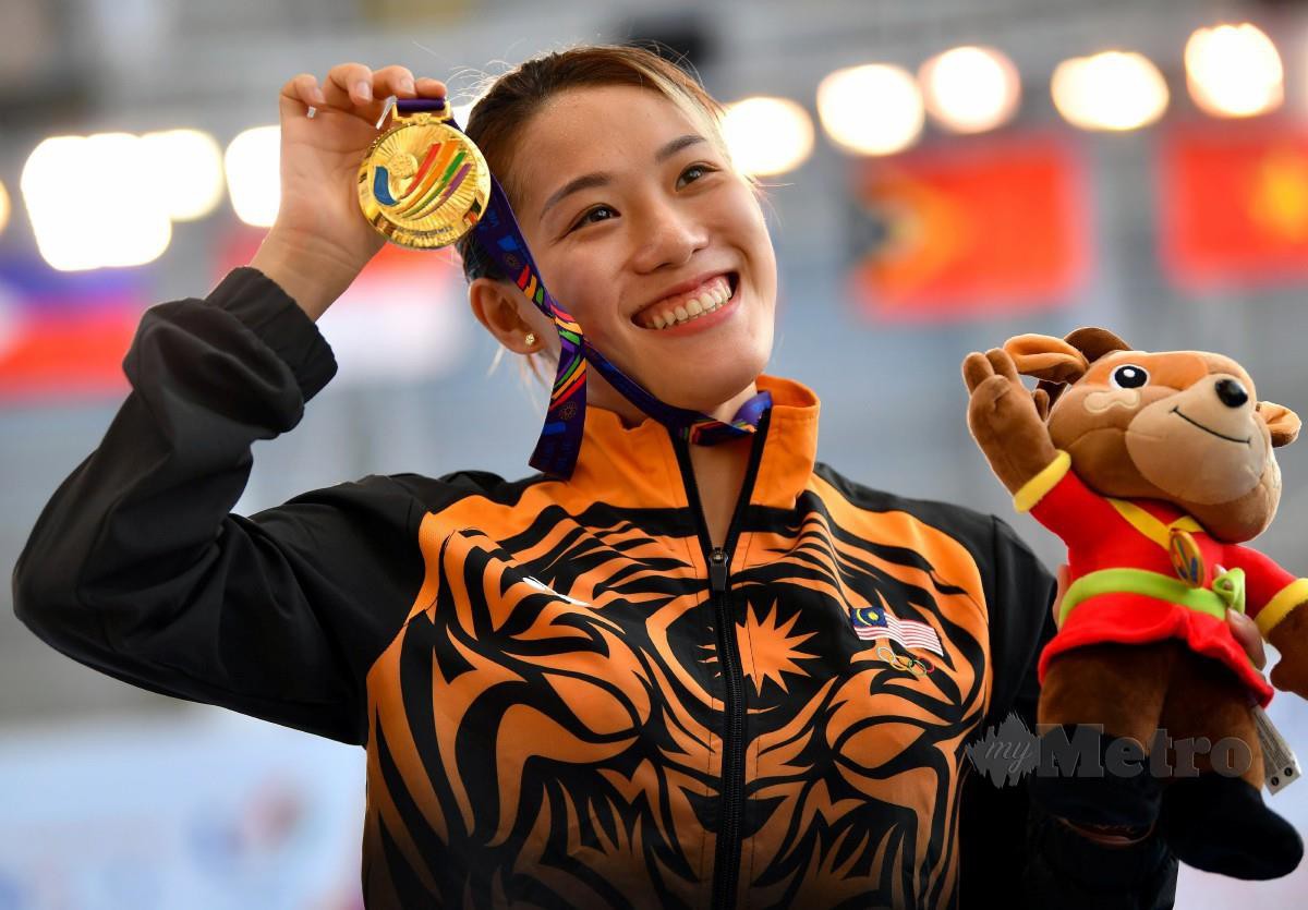 YAN Yee bergambar dengan pingat emas yang dimenanginya dalam acara 3 Meter papan anjal wanita semalam. FOTO Bernama