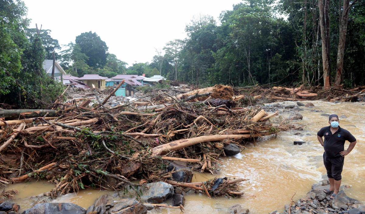 KEADAAN sungai yang di penuhi dengan kayu balak di Taman Rekreasi Titi Hayun selepas banjir kilat susulan kejadian kepala air di kaki Gunung Jerai di Titi Hayun Yan. FOTO BERNAMA