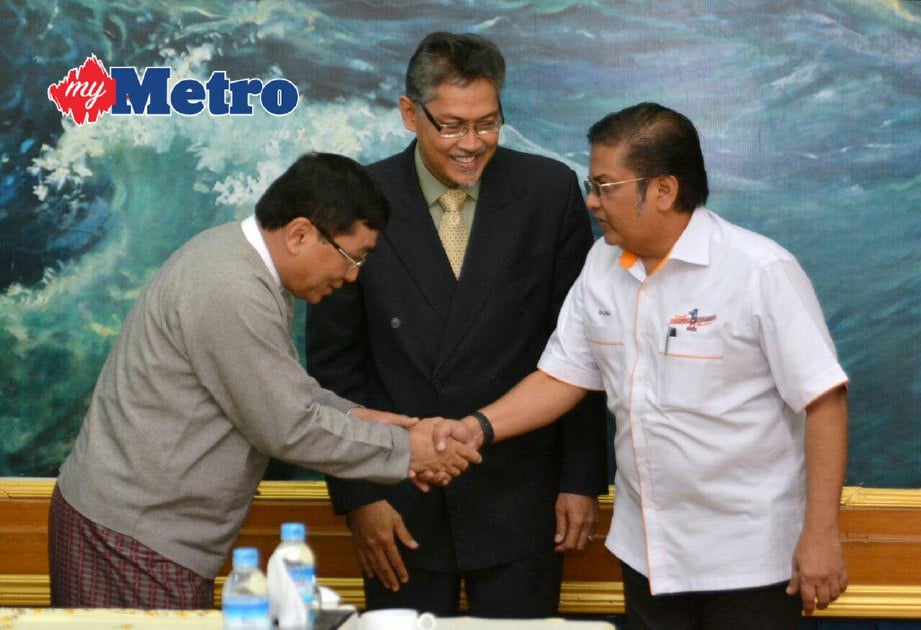 Razali (kanan) bersalaman dengan Menteri Kebajikan Masyarakat, Bantuan dan Penempatan Semula Myanmar Dr Win Myat Aye sambil diperhatikan Mohd Haniff. FOTO ihsan KP1M