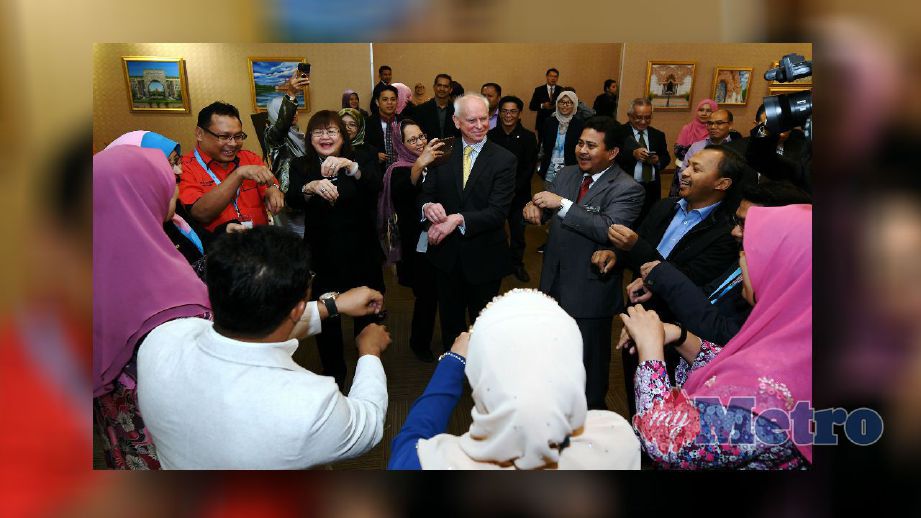 Mary Yap (tiga dari kiri) pada Majlis Penutup ELP Siri 2 di Putrajaya hari ini.