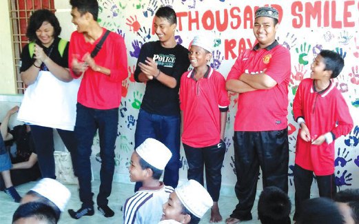 PENGHUNI Rumah Anak-Anak Yatim Salamah ceria ketika menyertai aktiviti dianjurkan pelajar Kolej PTPL Kota Bharu.